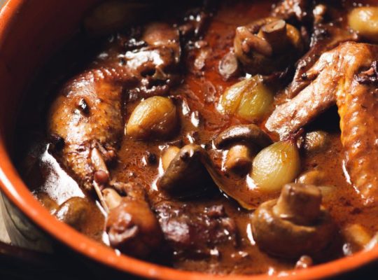 Coq au vin — francuski klasik idealan za nedjeljni ručak